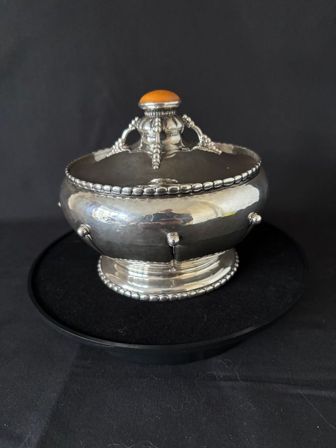 ANTIQUE DECORATIVE ITEMS